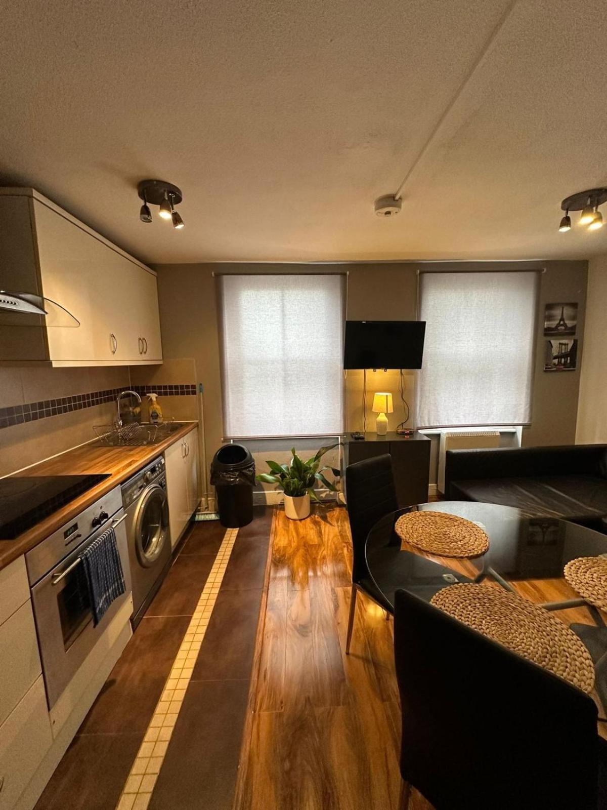 Lovely 2 Bedrooms Apartment ลอนดอน ภายนอก รูปภาพ